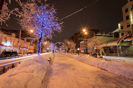冬天晚上在城市里散步