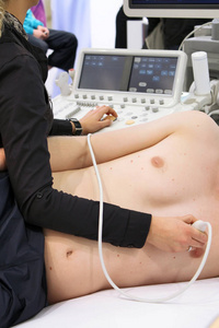 病人正在接受超声波扫描图片