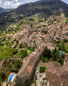 西班牙马洛卡瓦尔德摩萨山脉中的古老欧洲中世纪村庄。真实的建筑，垂直全景