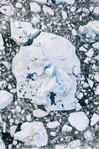 J kuls rl n冰川泻湖和浮冰的鸟瞰图。冰岛春天的开始