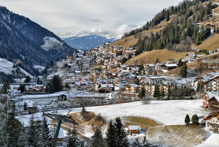 意大利圣克里斯蒂娜瓦尔加迪纳是美丽的瓦加迪纳山谷的第二个村庄