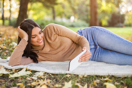 阅读 毯子 太阳 美丽的 公园 休息 无忧无虑的 流行的