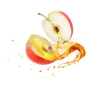 白底苹果片上的果汁飞溅而出图片