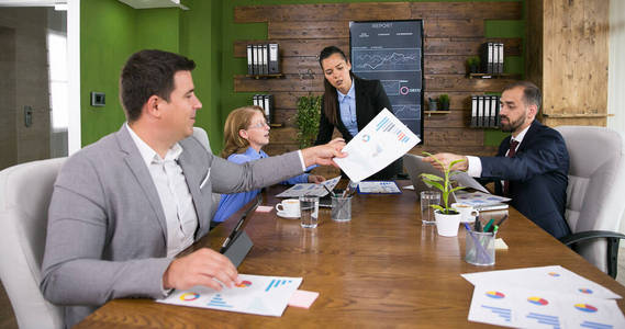 商务人士在会议室共事交流信息照片