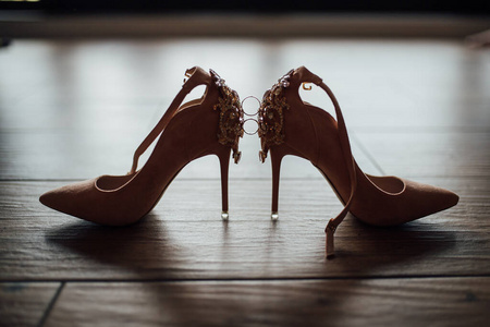 新娘鞋上的结婚戒指。婚礼。装饰。新娘鞋。