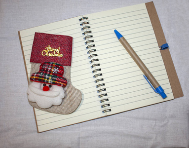 特写一个干净的笔记本与钢笔制成的环保材料装饰新年玩具，规划概念，设定明年的目标。清白的生活。