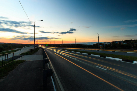 模糊灯光下的汽车在城市中行驶照片