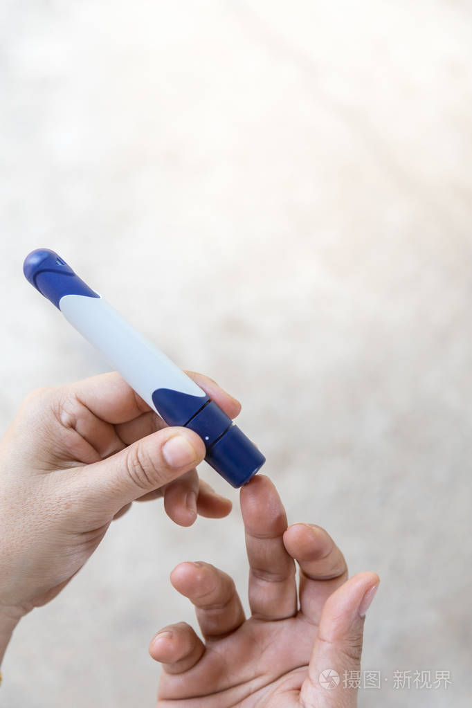 女性手部特写用刺针在手指上检查血苏