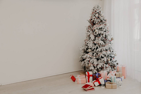 圣诞家居内部白色圣诞树礼物新年假期冬季