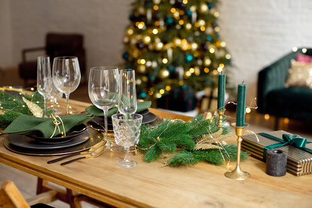客厅提供圣诞晚餐的桌子，近景，餐桌布置，圣诞装饰