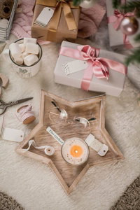 圣诞装饰。圣诞气氛。圣诞树，礼物，包装，丝带，蜡烛。舒适的。假期。