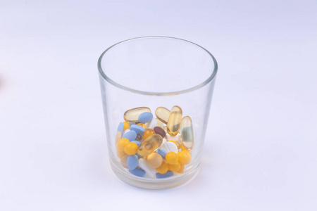 Dose of the colored pills in the glass of the package of pills. 