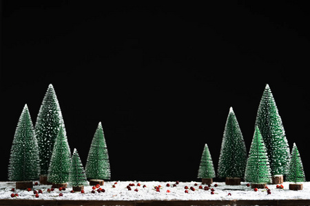 圣诞雪黑背景上的松树