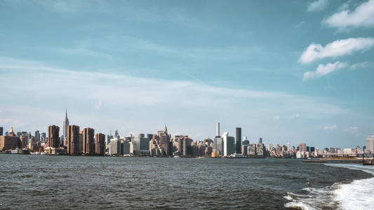 办公楼和公寓在日落时的地平线上，从哈德逊河。房地产和旅游概念。曼哈顿，纽约市，美国。