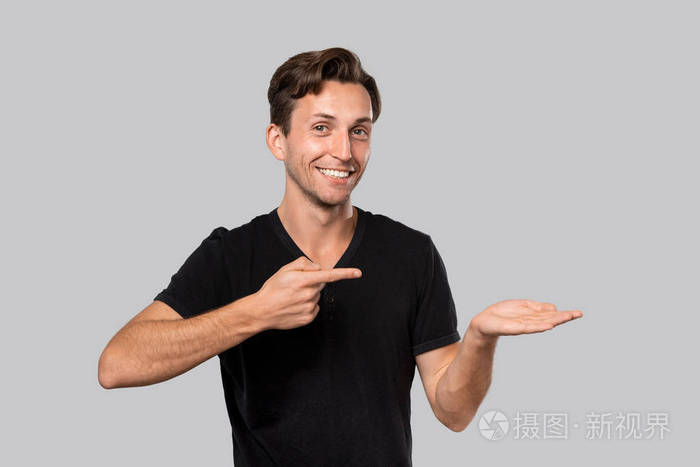 一个穿着黑色t恤微笑的男人手指指向右边