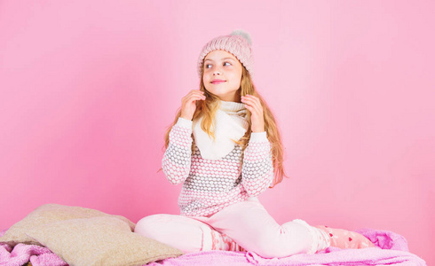 冬季配件概念。梦幻般的粉色长发背景。儿童微笑服装针织配件。小女孩戴可爱的针织时尚帽子和围巾配件。冬季时尚配饰