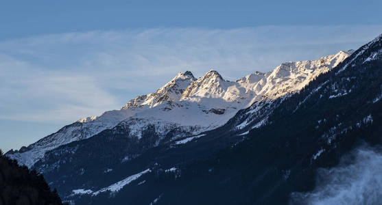 意大利桑德里奥波米奥周围美丽的山峦和岩石。阿尔卑斯山，阳光明媚的冬日。