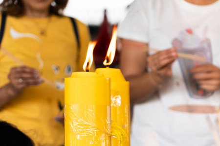 点燃蜡烛向佛祖祈祷，大蜡烛和大蜡烛的火点燃火焰。