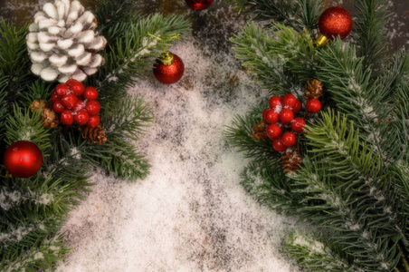 圣诞背景有冷杉树枝红浆果圆锥体和圣诞节