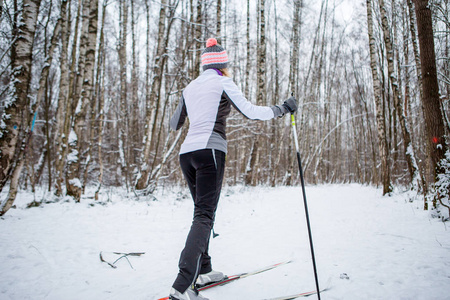 女滑雪者白夹克照片