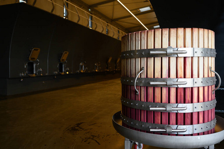 发酵过程中的葡萄酒混合，葡萄压榨，波尔多葡萄园