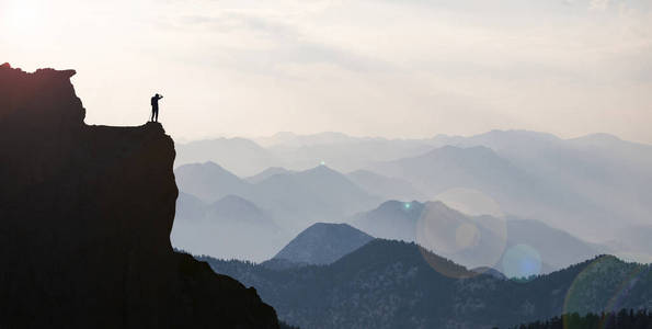 无所畏惧探索一个无所畏惧,勇敢和冒险的旅行者照片