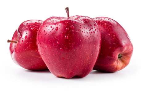 三个新鲜的红苹果，白色的上面有分离的水滴