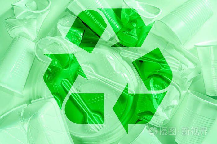 一次性塑料餐具和回收标志背景为绿色极简生态清洁静物波普艺术生态