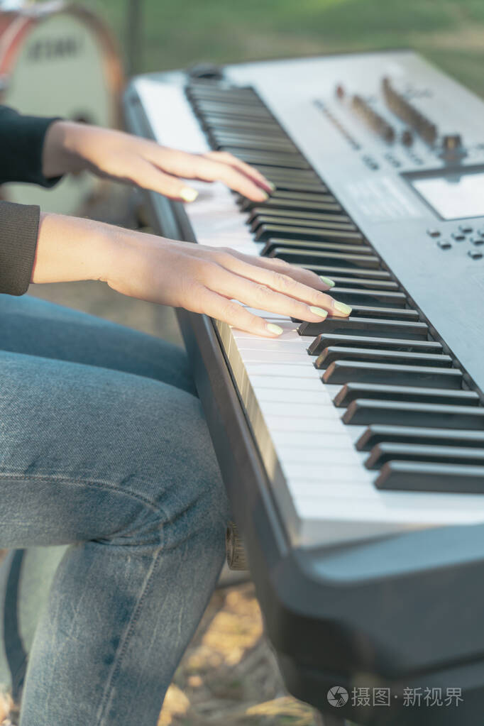 女孩弹钢琴键盘手特写