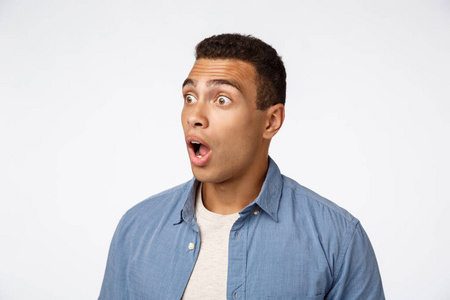 惊呆了,惊诧了,年轻的纳闷小伙子留着短发,垂着下巴,张大嘴巴从迷住和