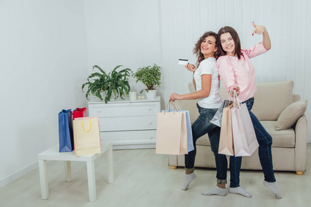 女孩买东西图片