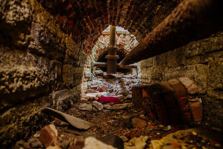 老坍塌红砖地下拱形历史下水道隧道，选择性聚焦