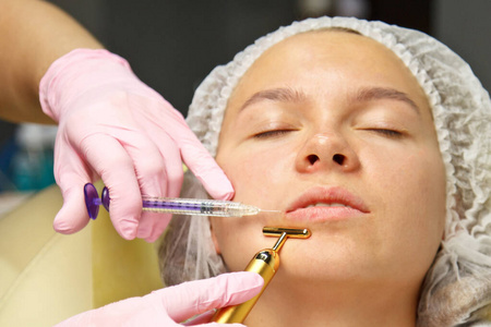 轮廓塑料。美容师注射肉毒杆菌毒素来收紧和抚平女性面部皮肤上的皱纹。