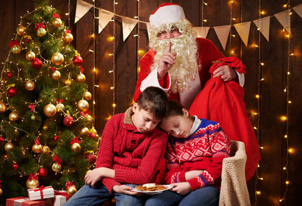 孩子们等圣诞老人很久了,现在他们睡着了,圣诞老人悄悄地走到圣诞树前