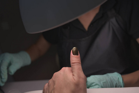 在美容院修指甲的女人的手。指甲锉。特写，选择性聚焦。
