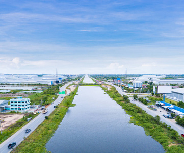 河流鸟瞰图及工业场地。