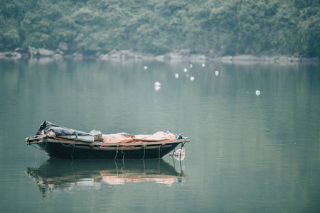 撑小木船船图片