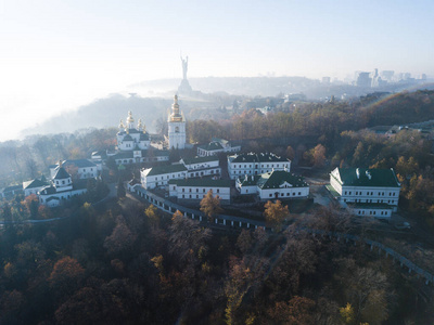 鸟瞰基辅佩切斯克拉夫拉教堂在山上从早晨的雾，乌克兰
