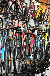 金边一家店内多辆自行车，竖摄