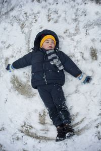 那男孩躺在雪地里