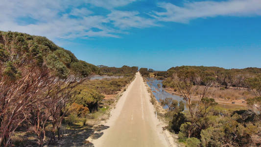 穿越沼泽的公路鸟瞰图