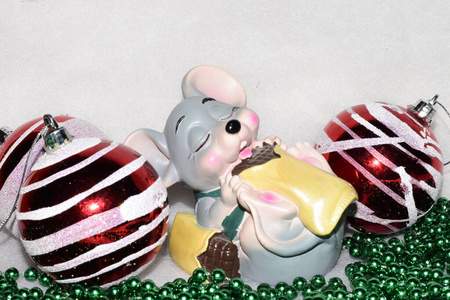 新年概念。可爱的白色家鼠在新年装饰。2020年的象征是一只老鼠。礼物，玩具，花环，圣诞树枝