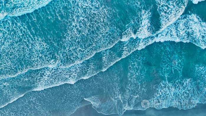 空中俯视着巨大的海浪过热