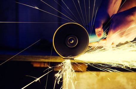 钢管闭合金属磨削切割方形钢管的光纤激光切割机工人使用钢管弯管机.