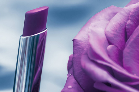 紫色唇膏和玫瑰花，液体背景，防水