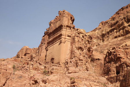 中东约旦佩特拉，被切割成砂岩悬崖的乌纳伊苏墓侧视图。