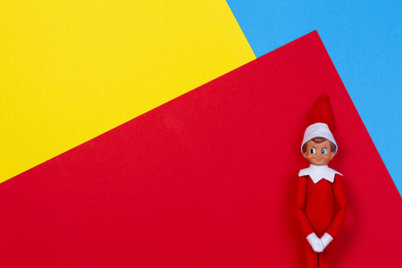 圣诞背景.圣诞玩具装饰圣诞精灵红黄蓝底.俯视图照片