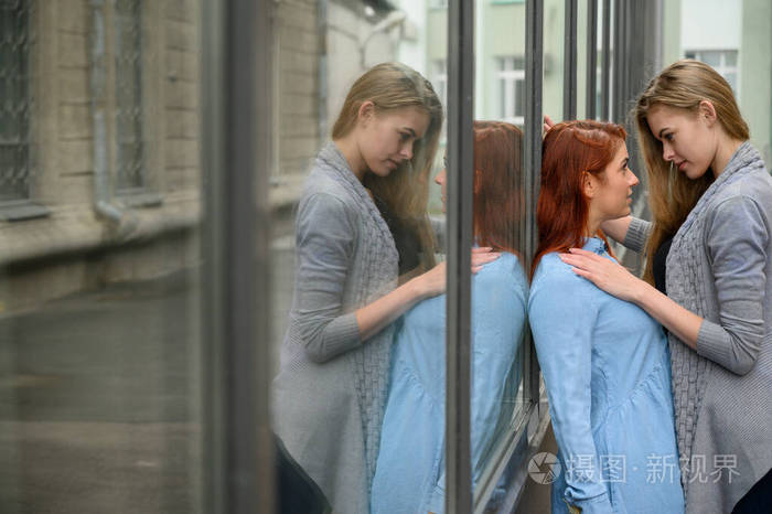 两个女同性恋者站在街上温柔地互相抚摸年轻的爱女同性恋女孩热情地把