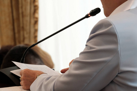 报告会议,讨论,政府演讲,发言人,女商人或官员.用麦克风录音.照片