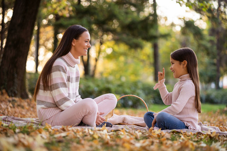野餐 在一起 可爱的 秋天 落下 自然 小孩 女儿 微笑